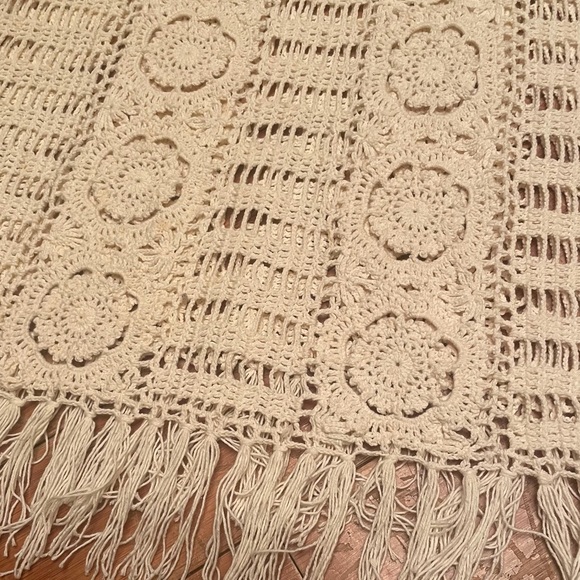 Beautiful Cream colored open weave Crocheted or embroidered Beach cover up - Picture 16 of 17